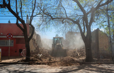 La Ciudad de Mendoza demolió un inmueble de calle Maipú al 200 que estaba deteriorado y había sido usurpado. Tenía 16 habitaciones.
