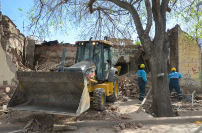 La Ciudad de Mendoza demolió un inmueble de calle Maipú al 200 que estaba deteriorado y había sido usurpado. Tenía 16 habitaciones.