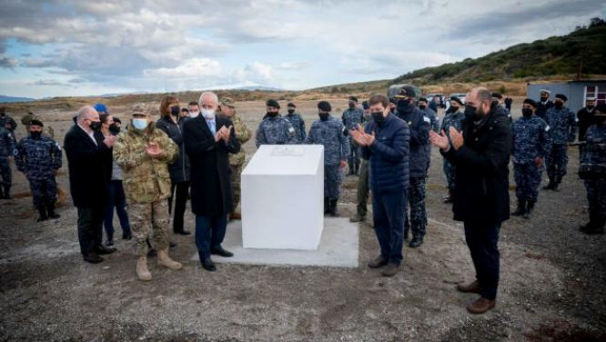 La piedra fundamental de la Base Naval Integrada de Ushuaia, colocada en marzo de 2022. Foto: Ministerio de Defensa.