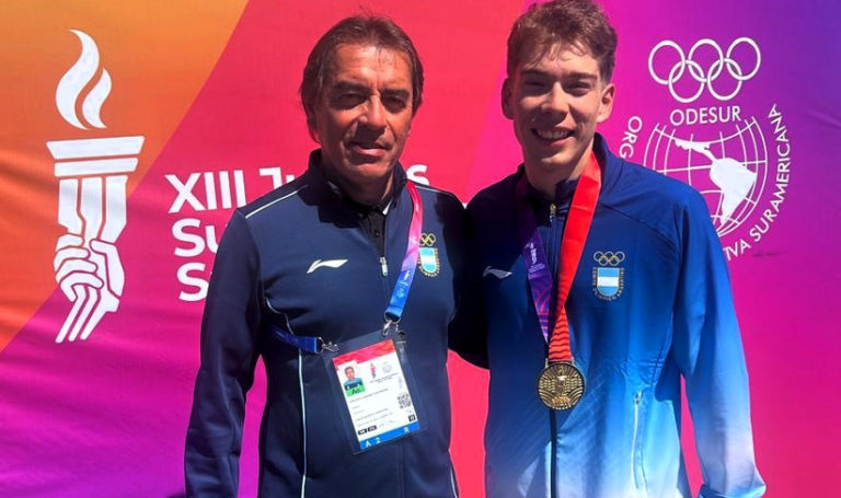 Omar Contreras, entrenador nacido en Mendoza, conduce al ciclismo argentino que ganó oro y bronce en los Juegos Suramericanos Santa Fe 2026.