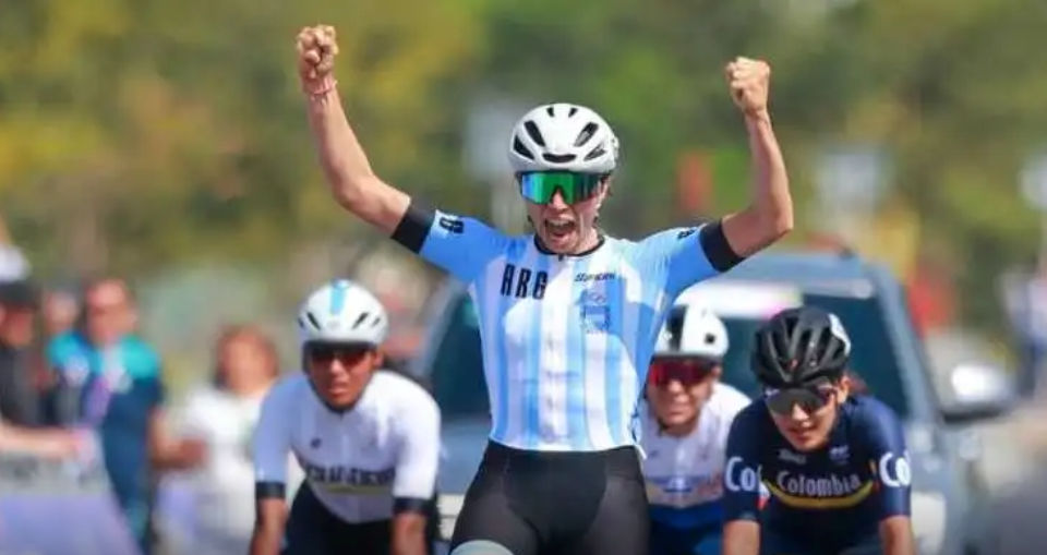 Julieta Benedetti ganó el oro en ciclismo de ruta de los Juegos Suramericanos Santa Fe 2026 tras imponerse en el sprint final en Rafaela.
