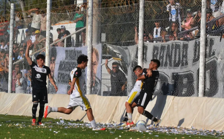 Un jugador de Atlético Palmira fue detenido tras el partido ante Montecaseros, acusado de gestos discriminatorios e incitación a la violencia.