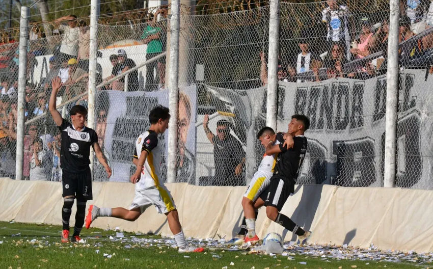 Un jugador de Atlético Palmira fue detenido tras el partido ante Montecaseros, acusado de gestos discriminatorios e incitación a la violencia.