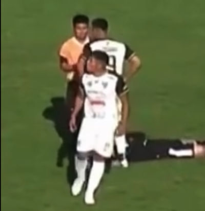 Un jugador de Atlético Palmira fue detenido tras el partido ante Montecaseros, acusado de gestos discriminatorios e incitación a la violencia.