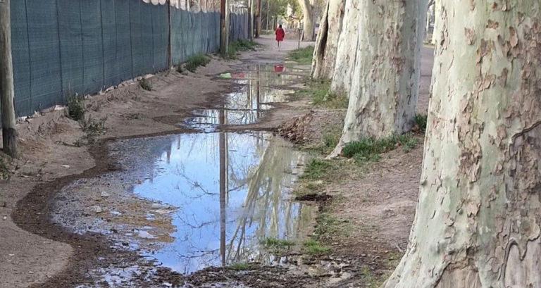 Un derrame cloacal afecta 200 metros de una vereda en Agrelo, Luján de Cuyo. Reclaman una solución y aislar la zona por el paso de escolares.