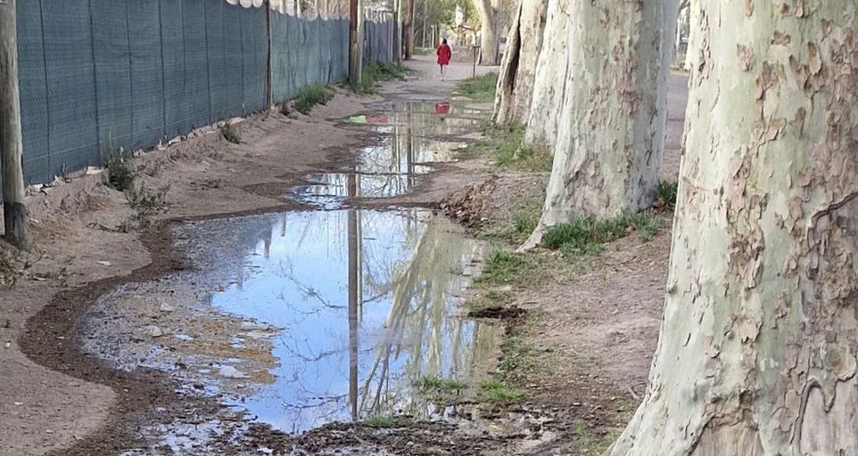 Un derrame cloacal afecta 200 metros de una vereda en Agrelo, Luján de Cuyo. Reclaman una solución y aislar la zona por el paso de escolares.
