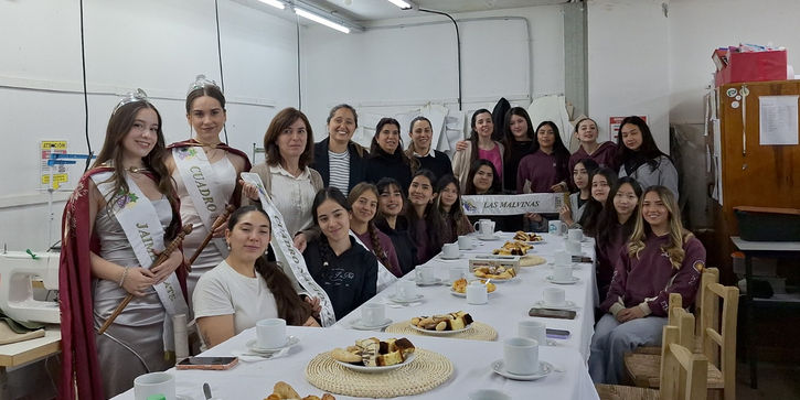 Alumnas de 5° año de la Escuela Mercedes Álvarez de Segura confeccionan por tercer año las bandas de las representantes distritales de San Rafael.