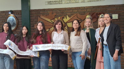 Alumnas de 5° año de la Escuela Mercedes Álvarez de Segura confeccionan por tercer año las bandas de las representantes distritales de San Rafael.