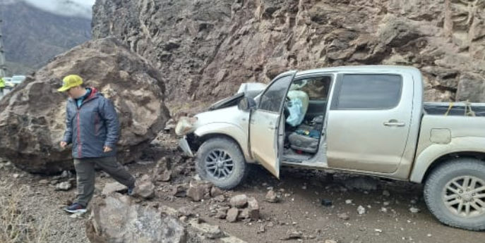 Un desprendimiento de rocas en el kilómetro 1112 de la ruta 7, en Alta Montaña, provocó un choque contra una Toyota Hilux. No hubo heridos.