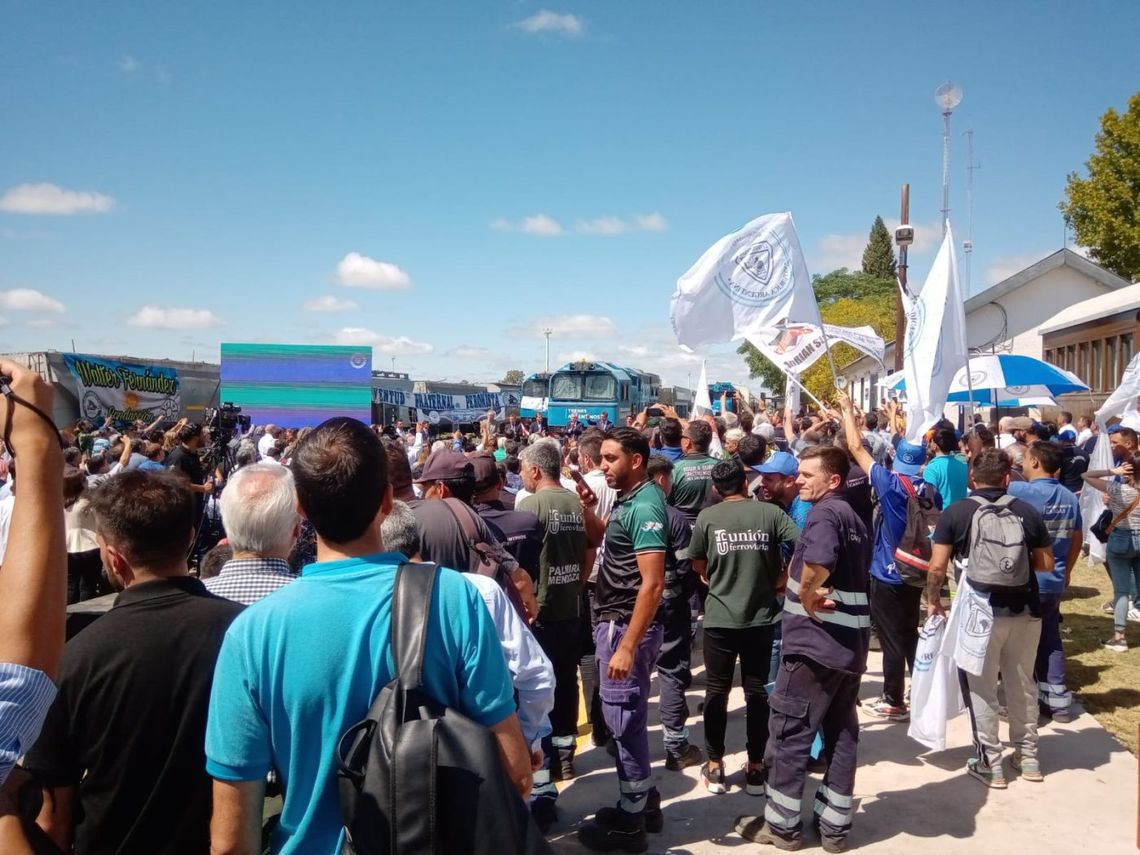 Alberto estrenó el tren en Palmira "para que deje de ser un pueblo fantasma"