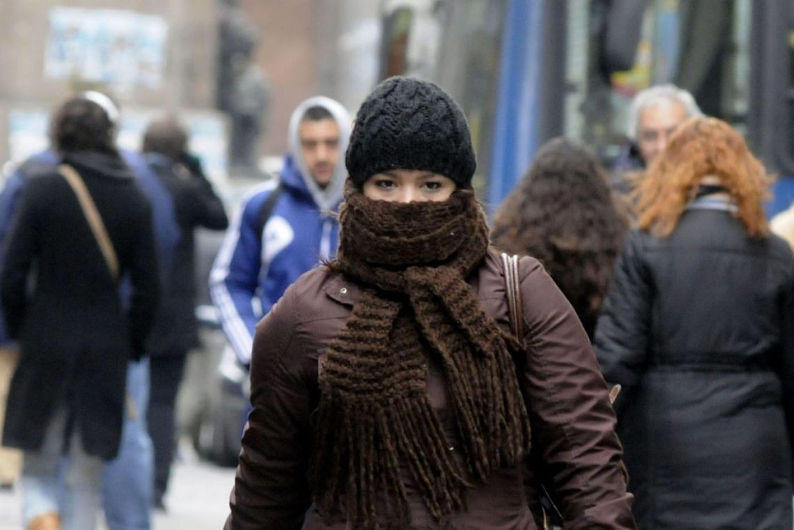 Un sistema frontal provocará un marcado descenso de temperatura en Mendoza con aire polar, heladas en zonas rurales y la posibilidad de algunas precipitaciones aisladas en distintos sectores.