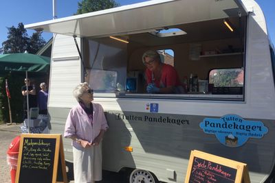 Billede 2 af 3 af Tutten's klassiske pølsevogn med alt det du kender