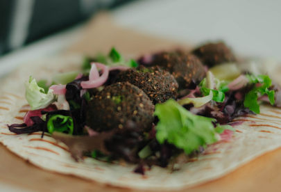 Billede 4 af 7 af Hjemmelavede falafler i fladbrød og bowls