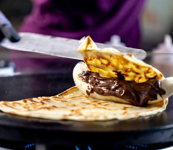 Billede 2 af 10 af Håndlavede crepes serveret på ægte street food manér