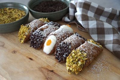 Billede 1 af 8 af Live Sicilian Cannoli Walking Bar Service