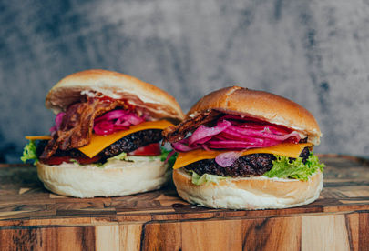 Billede 3 af 6 af Cheeseburgers med smag af lykke: Cheddar, syltede rødløg og bacon