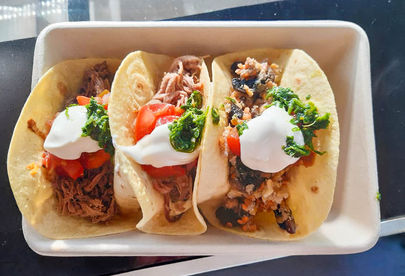 Billede 3 af 5 af Tacos med langtidsbraiseret okse, spicy chicken og stegte svampe