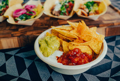 Billede 4 af 5 af Tacos med langtidsbraiseret okse, spicy chicken og stegte svampe