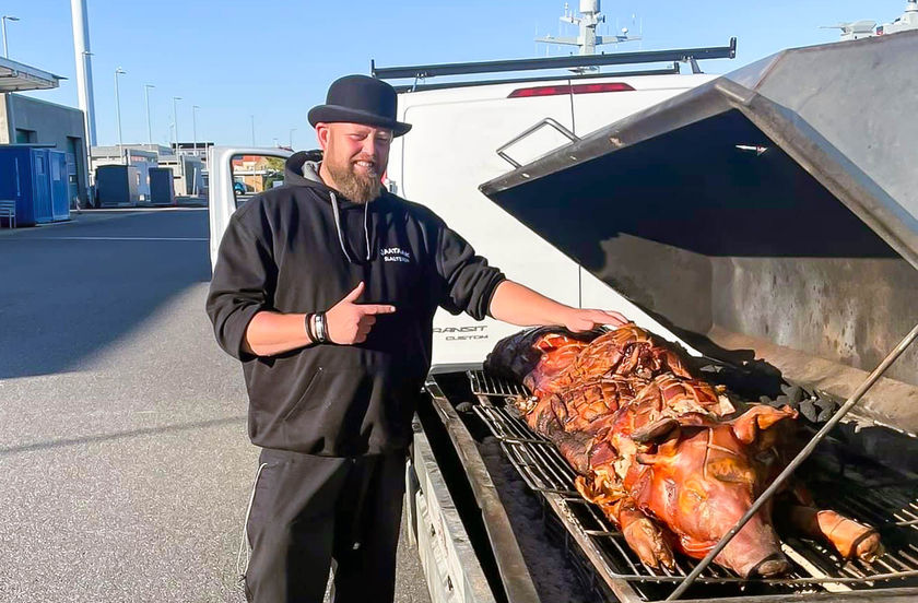 Billede 1 af 6 af Tom's helstegt pattegris: Grillmester, grill og valgfrit tilbehør