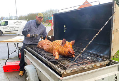 Billede 3 af 6 af Tom's helstegt pattegris: Grillmester, grill og valgfrit tilbehør