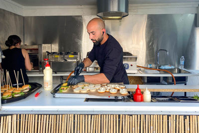 Billede 1 af 3 af Håndlavede sliders fra blokken med fritter og dip