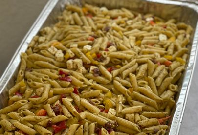 Billede 4 af 5 af Helstegt pattegris med små kartofler, bearnaise og pastasalat