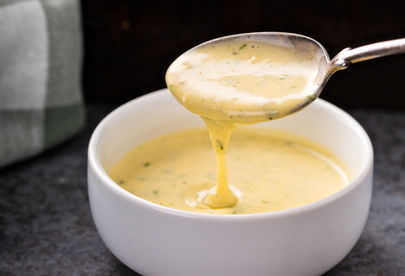 Billede 2 af 5 af Helstegt pattegris med små kartofler, bearnaise og pastasalat