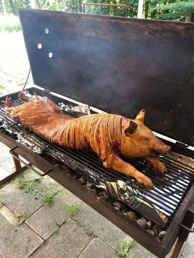 Billede 1 af Grillsvinenes saftige, helstegte pattegris med det hele