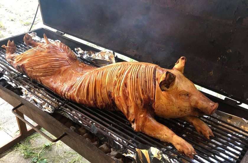 Billede 1 af 3 af Grillsvinenes saftige, helstegte pattegris med det hele