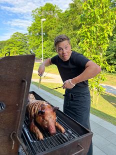 Billede 2 af Grillsvinenes saftige, helstegte pattegris med det hele