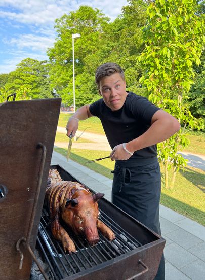 Billede 2 af 3 af Grillsvinenes saftige, helstegte pattegris med det hele