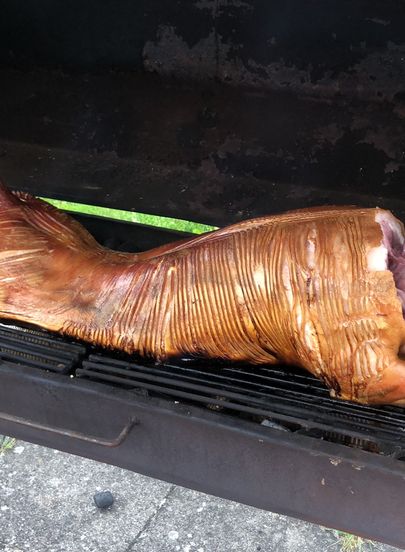 Billede 3 af 3 af Grillsvinenes saftige, helstegte pattegris med det hele