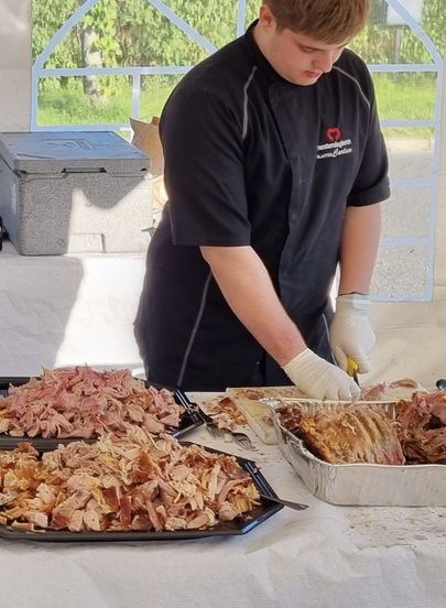 Billede 2 af 3 af Helstegt julegris med stor julebuffet