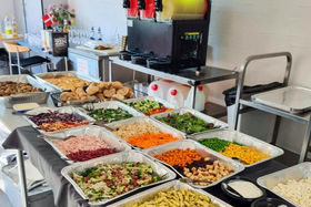 Billede 3 af Carlsen's helstegt pattegris med et stort udvalg af hjemmelavet tilbehør