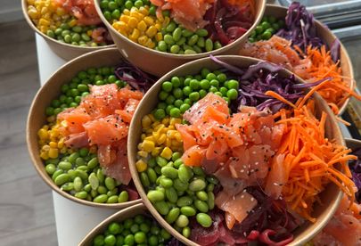 Billede 2 af 6 af Cafe Skyttens friske poke bowls  Smag & kvalitet