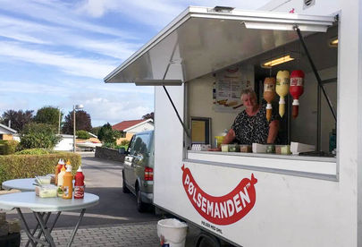 Billede 4 af 5 af Lethʼs pølsevogn: Pølsemanden med et smil