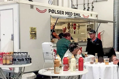 Billede 3 af Lethʼs pølsevogn: Pølsemanden med et smil