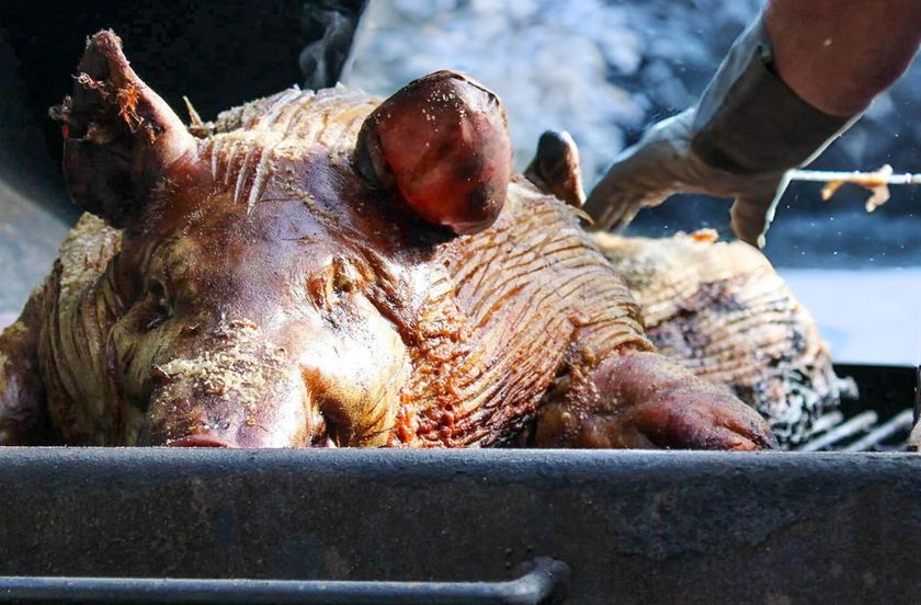 Billede 1 af 3 af Lethʼs helstegt julegris med klassisk julemenu
