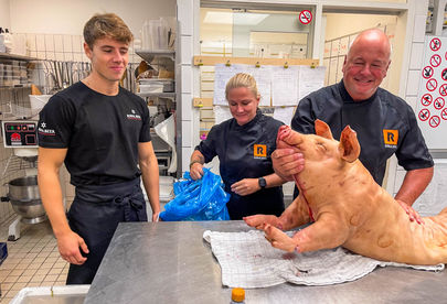 Billede 2 af 5 af Helstegt pattegris fra ANTONIUS® med grillmester og tilbehør