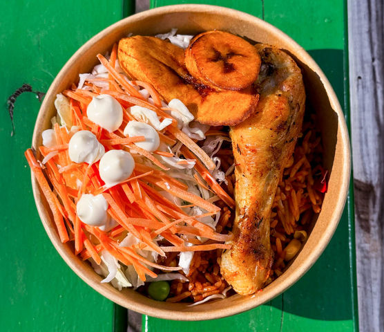 Billede 2 af 4 af Jollof rice med kylling: En smagfuld afrikansk madoplevelse