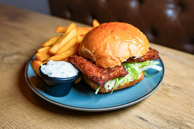 Billede 1 af 8 af Sprød fish n’ chips med hjemmelavet tatarsauce