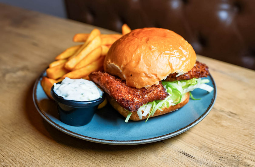 Billede 1 af 8 af Sprød fish n’ chips med hjemmelavet tatarsauce