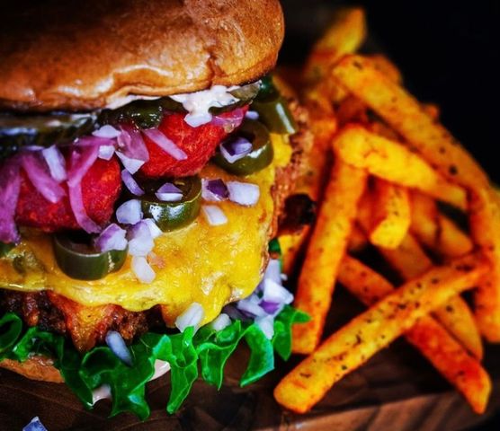 Billede 2 af 3 af Juicy mexicano burger med salsa og sprøde pommes