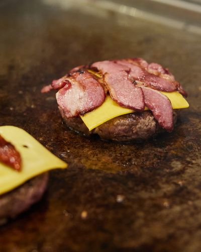 Billede 3 af 7 af Saftige burgere, sprøde fritter og lækre tilvalg