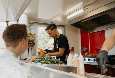 Billede 2 af 5 af Græske pita-gyros på hjul: Street food med tzatziki og kylling