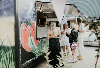 Billede 5 af 5 af Græske pita-gyros på hjul: Street food med tzatziki og kylling