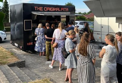 Billede 3 af 5 af Græske pita-gyros på hjul: Street food med tzatziki og kylling