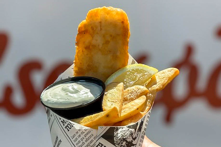 Billede 1 af 9 af Sprød og smagfuld fish 'n' chips fra retro veteranvogn