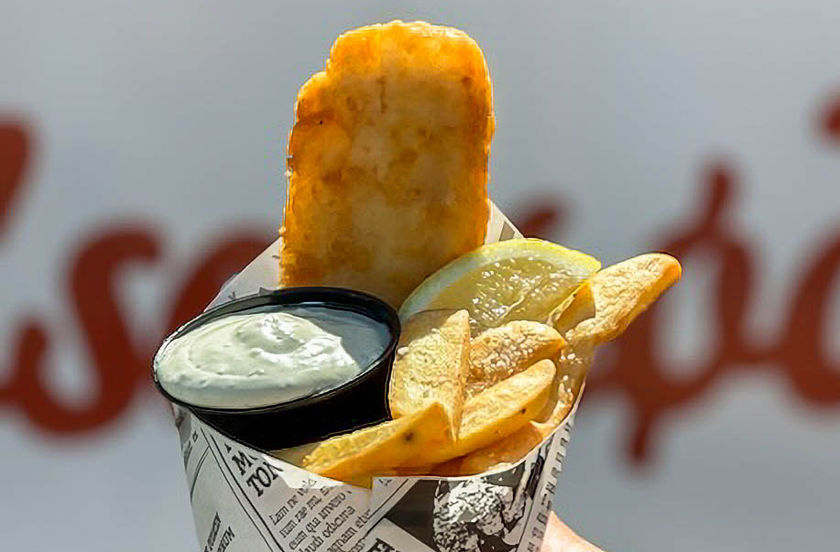 Billede 1 af 9 af Sprød og smagfuld fish 'n' chips fra retro veteranvogn