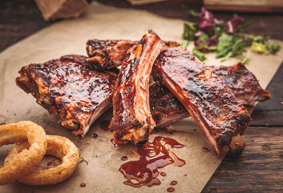 Billede 2 af 10 af Amerikansk BBQ: Smoked ribs på hickorytræ fra Ozark-bjergene